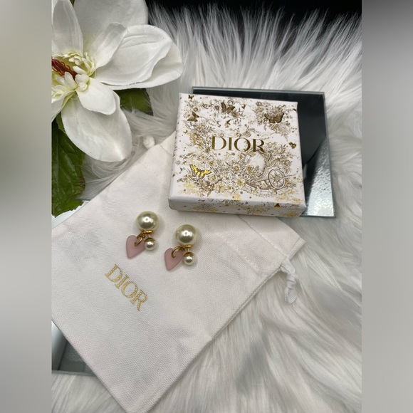 New DIOR TRIBALES White Resin Pearl Earrings with Pink Frosted Heart Charms - Picture 3 of 4